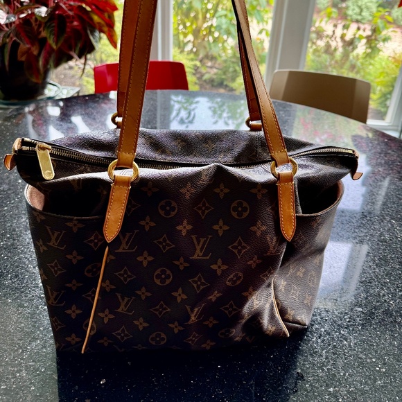 Louis Vuitton Totally MM Tote - Picture 3 of 10